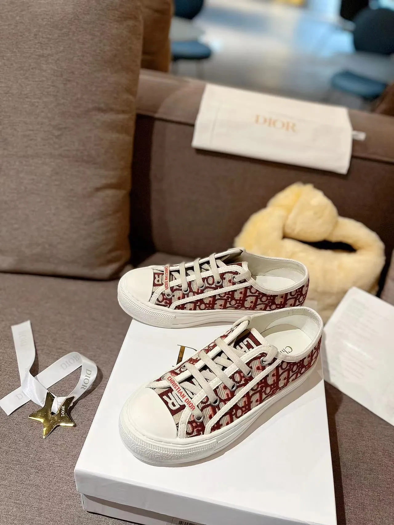 👟👟Ex-factory price 500👟👟 New arrival at D home, synchronized with the official website WALK N DIOR embroidered canvas shoes series, 100% cotton silk double-sided three-dimensional embroidery All the materials of this shoe are original molds, right down to the hardware, laces, outsole, PU midsole...the upper fabric is made of double-sided pure cotton silk three-dimensional electric embroidery. Each style looks colorful, but it does not make it difficult to match clothes. The entire series is like a piece of handicraft, unique!  ▪️Inner lining: full-grain mixed sheep and sheepskin ▪️Foot pads: same color cowhide, comfortable to the feet ▪️My last style is exactly the same as ZP, welcome to compare. My color scheme is the most complete, and the counter has a full set of packaging. Code number: 35-41